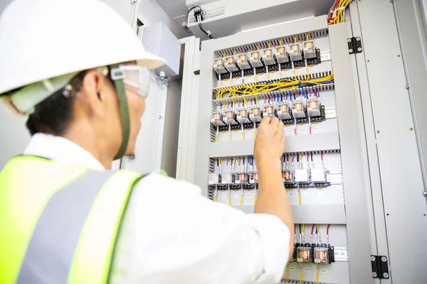 电工工程师工作测试仪测量电线电缆在电柜控制中的电压和电流 — 图库照片