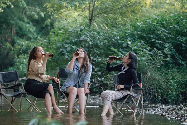 Grupo Meninas Asiáticas Desfrutando Dia Acampamento Durante Férias Sentado Uma — Fotografia de Stock