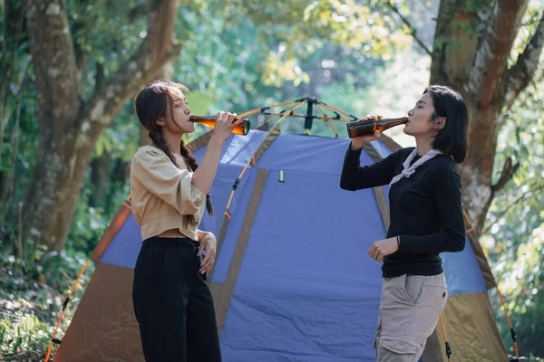 一緒に楽しむ2つのベストハイキングキャンプでリラックスし ビールを飲みます乾杯ボトルそして楽しみます バケーショントラベルアドベンチャーコンセプト — ストック写真