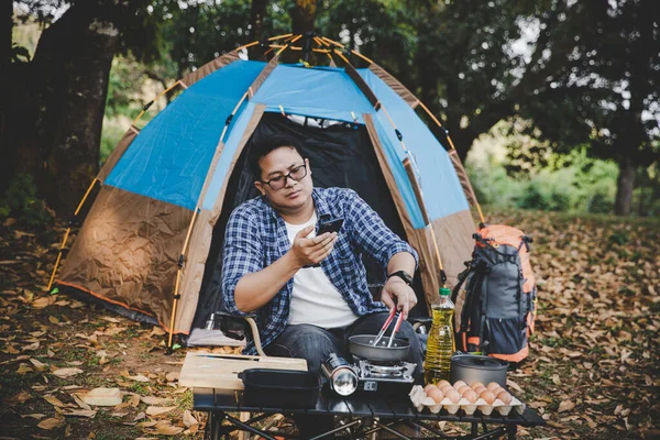 Człowiek Camping Święto Smażenia Jaj Pan — Zdjęcie stockowe