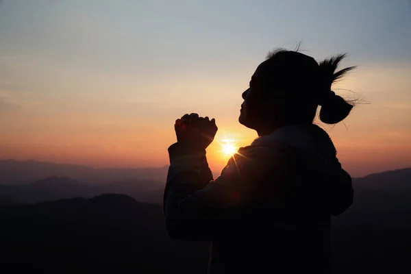 Силуэт Женщины Фоне Заката Женщина Поднимает Руки Поклонении Христианская Религия — стоковое фото