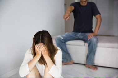  Aile içi şiddet ve şiddet mağduru bir kadın. Bir kadın bir erkekten korkar.