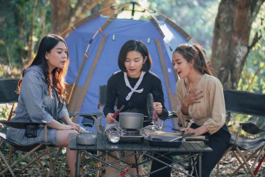 Üç kankam ormanda kamp yapar ve yemek pişirir.