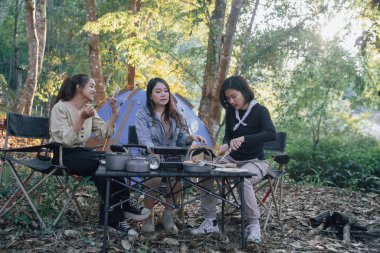 Üç kankam ormanda kamp yapar ve yemek pişirirken fotoğraf çektirirdi.