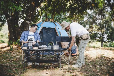 En iyi iki arkadaş kampa gider ve doğada yemek pişirir.