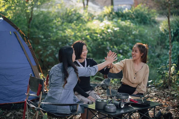 En iyi üç arkadaş kampa gider, sohbet eder, yumurta pişirir, kamp kavramının tadını çıkarırlar.