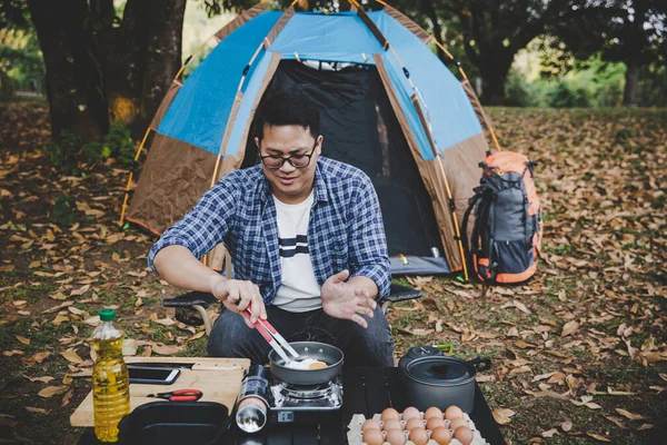 Człowiek Camping Święto Smażenia Jaj Pan — Zdjęcie stockowe