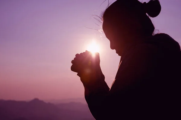 Силуэт Женщины Фоне Заката Женщина Поднимает Руки Поклонении Христианская Религия — стоковое фото