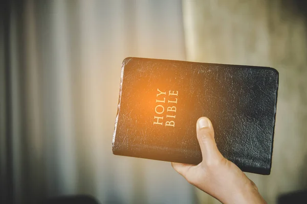 Mujer Cristiana Tiene Biblia Sus Manos Concepto Espiritualidad Religión Paz — Foto de Stock