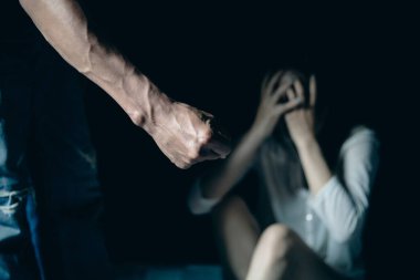  Karısını dövmek üzere olan adam kadınlara ve uluslararası kadınlara karşı şiddeti durdurdu.