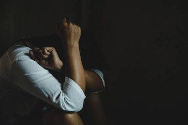 Gizlemek ve kendini terk edilmiş binada görüntü açısı esaret bulanıklık, kadın kadınlara, şiddet stop korumak çalışan istismar genç kadına Dünya Kadınlar günü