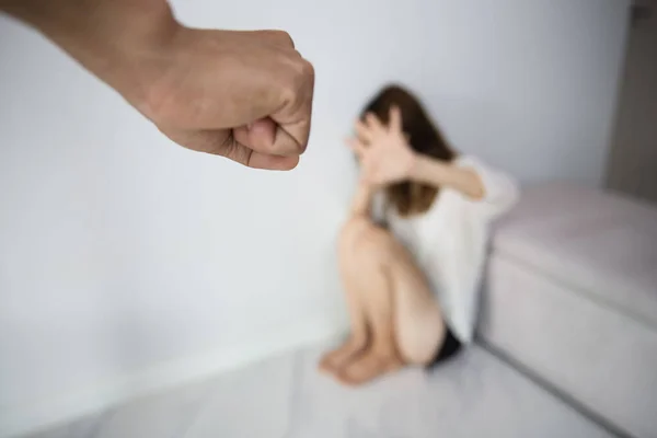 Άντρας Έτοιμος Δείρει Γυναίκα Του Σταματήσει Βία Κατά Των Γυναικών — Φωτογραφία Αρχείου