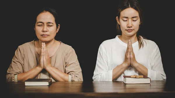 Két Imádkozó Hisz Benne Lágy Összpontosítás Imádkozás Dicséret Együtt Otthon — Stock Fotó