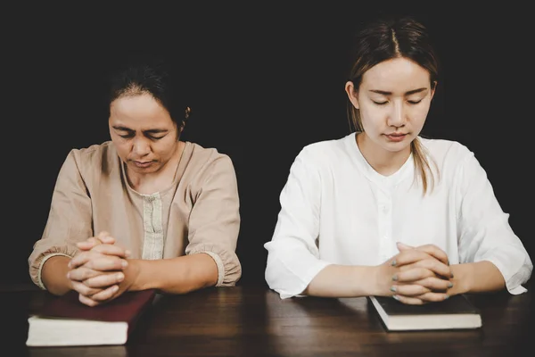 Duas Mulheres Rezando Adoração Acreditam Foco Suave Orando Louvando Juntos — Fotografia de Stock