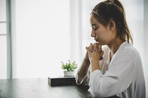 Een Vrouw Die Bidt Gelooft Zachte Focus Bidden Prijzen Samen — Stockfoto