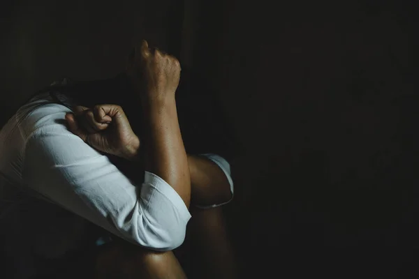 Misshandlade Ung Kvinna Försöker Dölja Och Försvara Sig Kvinna Bondage — Stockfoto