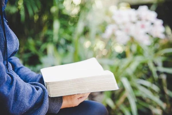 Keresztény Bibliát Olvas Kezében Fogalom Hit Spiritualitás Vallás Béke Remény — Stock Fotó