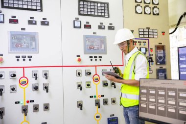 Elektrik mühendisi Röle Koruma Sistemi 'nde çalışıyor. Körfez kontrol birimi. Orta gerilim şalteri.