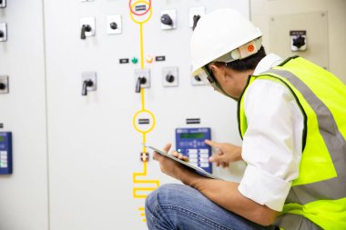 Elektrik mühendisi Röle Koruma Sistemi 'nde çalışıyor. Körfez kontrol birimi. Orta gerilim şalteri.