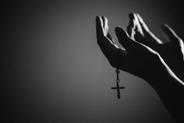 Elinde haça karşı tespih tutan ve kilisede Tanrı 'ya dua eden siyah beyaz bir kadın hayal et..