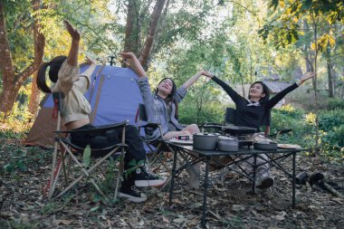 En iyi üç arkadaş kampa gider, sohbet eder, ellerini kaldırır, kamp kavramının tadını çıkarırlar.