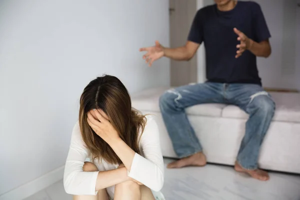 Oběť Domácího Násilí Týrání Žena Bojí Muže — Stock fotografie