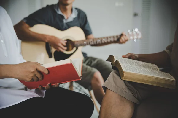 Grupos Familiares Cristãos Orando Com Bíblia Sagrada Tocar Guitarra Para — Fotografia de Stock