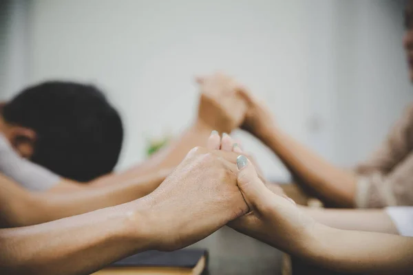 Grupo Pessoas Orando Adoração Acreditar Foco Suave Orando Louvando Juntos — Fotografia de Stock