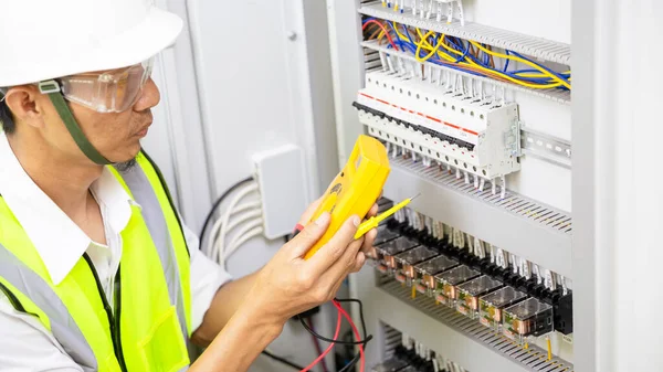 Elektrik mühendisi, kabine kontrolündeki voltaj ve elektrik hattının akımını ölçen bir testçi..