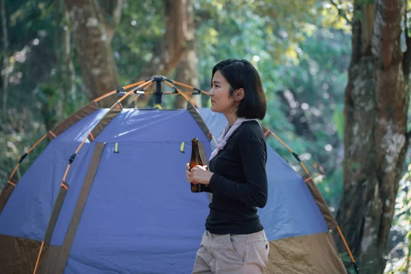 Una Mujer Hermosa Asiática Bebiendo Cerveza Campamento Verano Bosque Natural —  Fotos de Stock