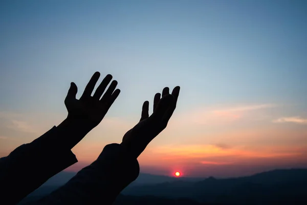 Silhouette Donna Sfondo Tramonto Donna Che Alza Mani Adorazione Contesto — Foto Stock