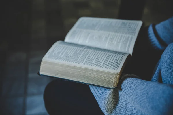 Chrześcijańska Kobieta Czytająca Biblię Jej Rękach Koncepcja Wiary Duchowości Religii — Zdjęcie stockowe