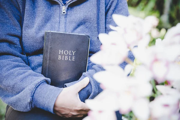 クリスチャンの女性は聖書を手に持っています 宗教の概念 平和と希望 — ストック写真