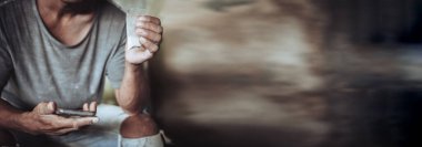 Adam uyuşturucu satıcısı. Telefondaki adam uyuşturucuyu satıyor ve uyuşturucu bağımlısı ya da fotokopi alanı olan bir uyuşturucu bağımlısı.