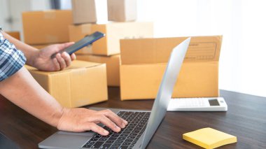 İş kadını sahibi cep telefonuyla konuşuyor ve sipariş alıyor. Merkez büroda çalışan bayan girişimci telefon siparişini doğruladı.