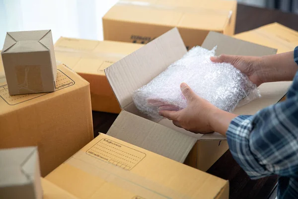 Nahaufnahme Ansicht Der Weiblichen Online Shop Kleinunternehmer Verkäufer Unternehmer Verpackung — Stockfoto