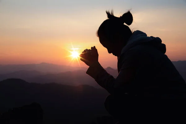 Silhouet Vrouw Zonsondergang Achtergrond Een Vrouw Die Zijn Handen Opsteekt — Stockfoto