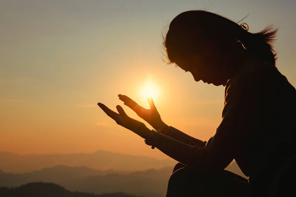 Mulher Silhueta Fundo Pôr Sol Mulher Erguendo Mãos Adoração Religião — Fotografia de Stock