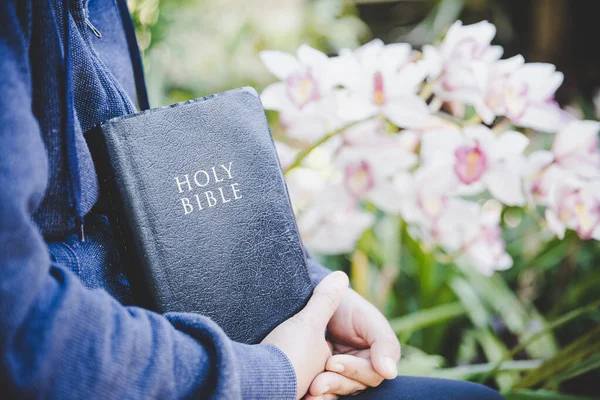 Mujer Cristiana Tiene Biblia Sus Manos Concepto Espiritualidad Religión Paz — Foto de Stock