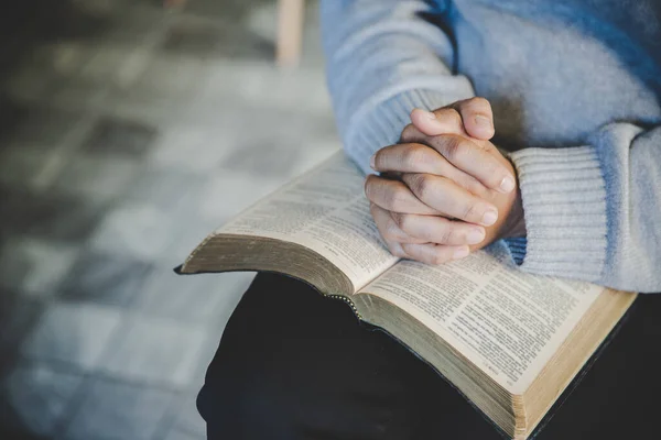 Manos Dobladas Oración Sobre Una Santa Biblia Concepto Iglesia Para — Foto de Stock