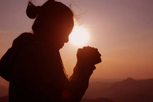 Silhouette Frau Auf Sonnenuntergang Hintergrund Frau Hebt Anbetend Die Hände — Stockfoto