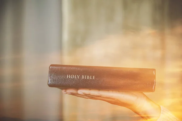 Asiático Mujer Celebración Biblia — Foto de Stock