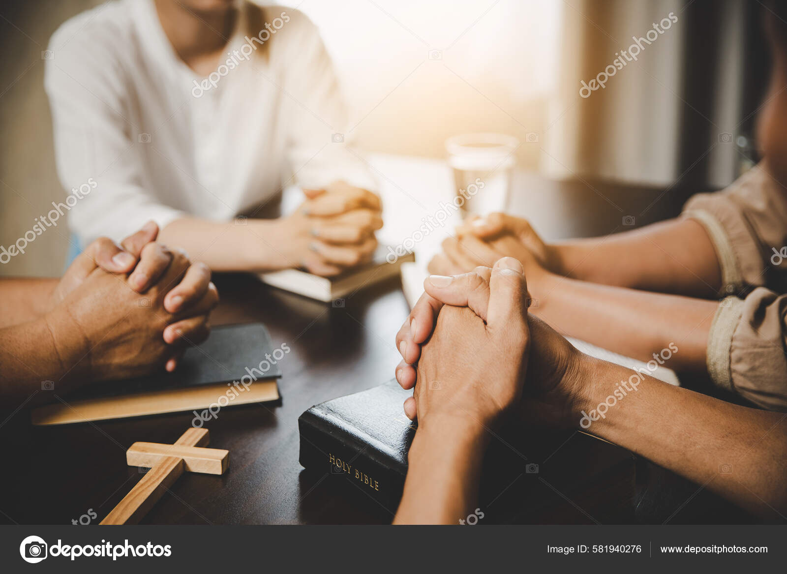 Grupo Pessoas Orando Adoração Acreditar Foco Suave Orando Louvando Juntos —  Foto © doidam10 #581940276, image size:1600x1167