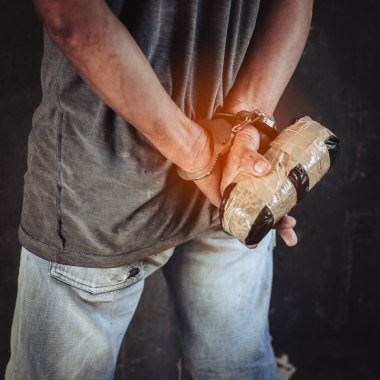 Polis arama sırasında uyuşturucu bulur. Uyuşturucu bağımlısı eroin dozu yakın çekim sırasında, uyuşturucu bağımlısı tutuklandı..