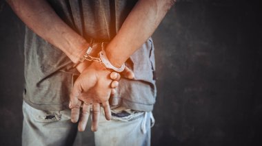 Polis arama sırasında uyuşturucu bulur. Uyuşturucu bağımlısı eroin dozu yakın çekim sırasında, uyuşturucu bağımlısı tutuklandı..