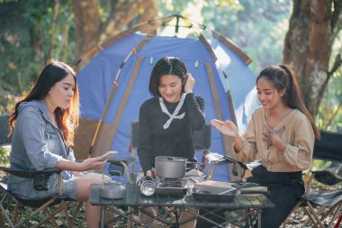 Üç kankam ormanda kamp yapar ve yemek pişirirken fotoğraf çektirirdi.