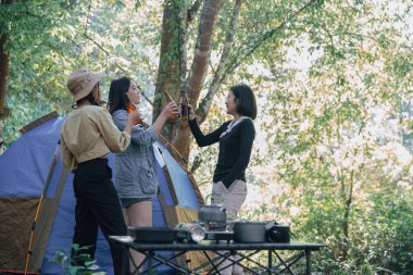 Grup arkadaşları tatillerde birlikte bira içip kamp yaparken eğleniyorlar.