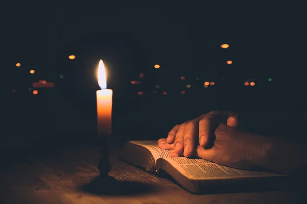 Női Kezek Imádkoznak Szent Biblián Gyertyák Szelektív Fókuszában Gyönyörű Arany — Stock Fotó
