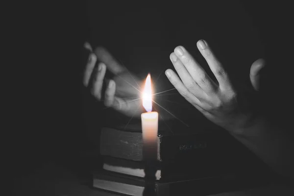 Vrouw Handen Bidden Heilige Bijbel Het Licht Kaarsen Selectieve Focus — Stockfoto