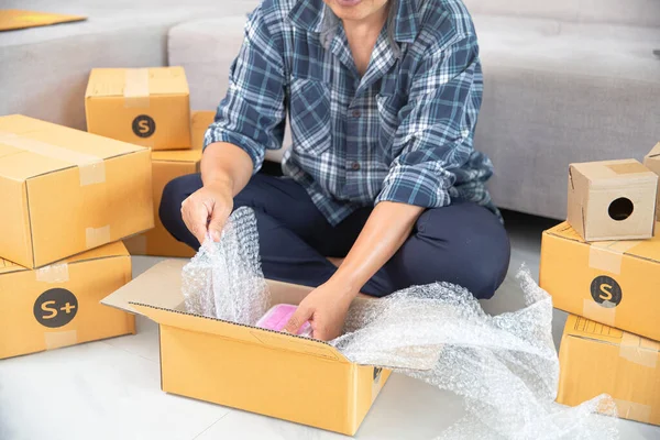 Start Kleinunternehmen Frauen Die Freiberuflich Arbeiten Und Verpackungskartons Kunden Liefern — Stockfoto